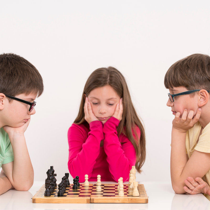 À quel âge initier un enfant aux échecs : repères et conseils